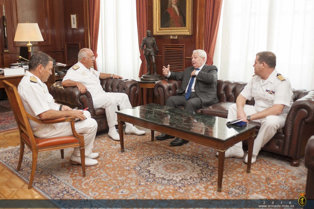 El diplomático chileno, acompañado de su agregado naval, ha mantenido un encuentro de trabajo con el AJEMA